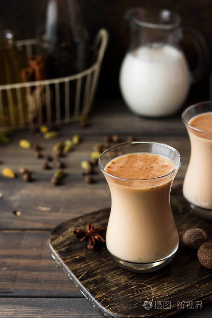 传统的印度马萨拉茶香辣茶配芳香香料和牛奶