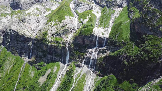 山瀑布风景。瀑布山风景。绿岩瀑布的顶部景观