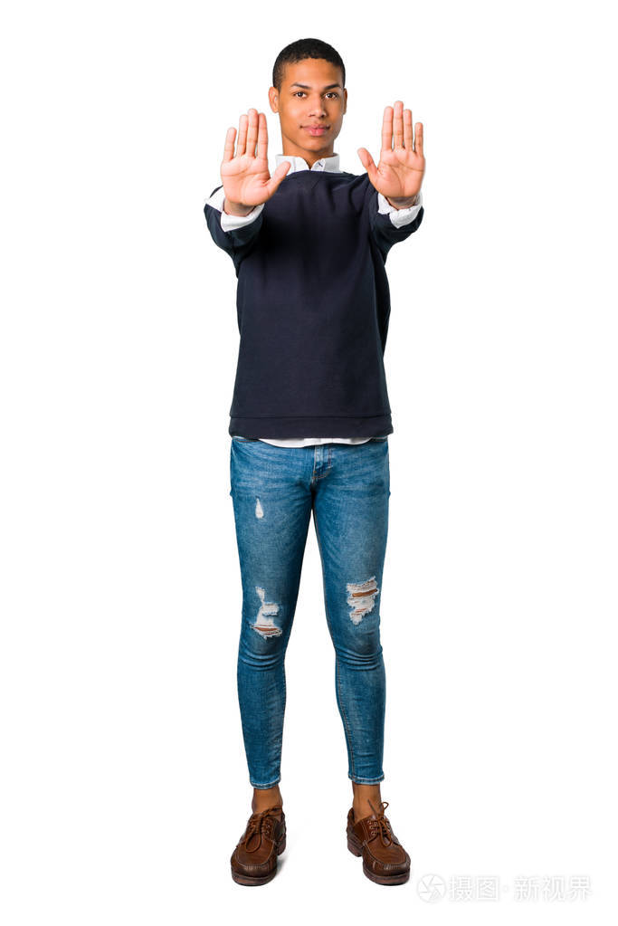 年轻的非洲裔美国人做停止手势与她的手否认在孤立的白色背景下认为