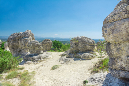 法国 Mourres 自然公园 Forcalquier 蘑菇状岩层在阳光明媚的日子里