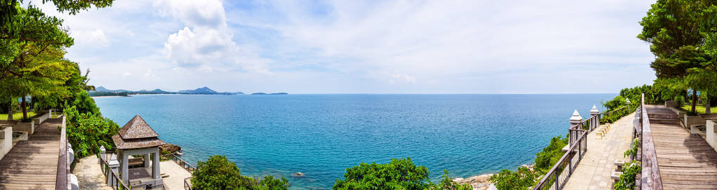 小岛观景点, 高角度观景全景在苏梅岛的夏季天空下, 蓝色海洋的海岸线上的岩石美丽的自然景观, 素叻尼, 泰国