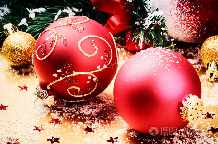 红色调的圣诞饰品
