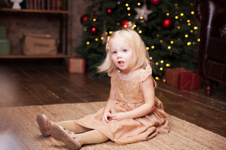 在圣诞树下的小女孩图片