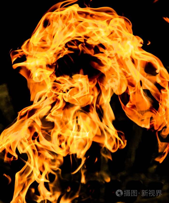 熊熊燃烧的烈火在黑色背景上的火焰
