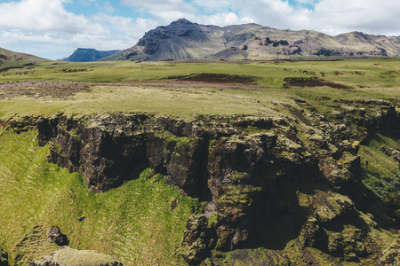 冰岛的蓝色多云的天空下有山脉的风景