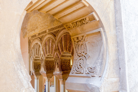 在著名的王宫里的阿拉伯风格的装饰门的详细信息