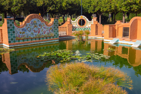 在公园的马拉加，西班牙安达卢西亚风格好池塘