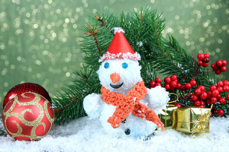 漂亮的雪人和圣诞装饰，在明亮的背景上