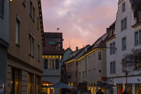 蓝色小时建筑和五颜六色的天空在一个降临的历史城市德国南部的城市慕尼黑和斯图加特在12月冬季晚上的圣诞节市场