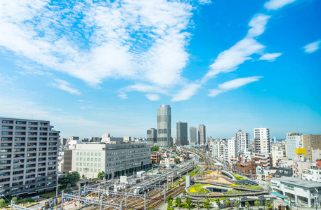 亚洲商业概念房地产与企业建设全景现代城市城市天际线鸟瞰鸟瞰在日本东京太阳蓝天下