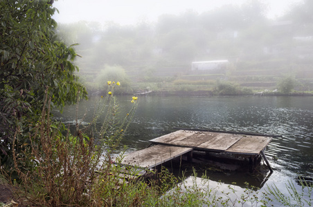 雾的早晨湖