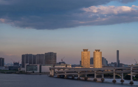 夕阳下的东京城市夜景