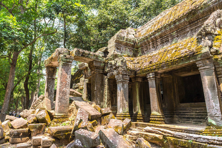 塔塔普伦寺遗址是高棉古庙在复杂的吴哥窟, 柬埔寨在夏季的一天