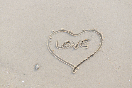 爱在海滩上写在清晨的海边