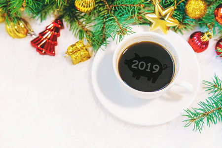 圣诞节背景下的一杯咖啡。圣诞节早上选择性对焦。2019