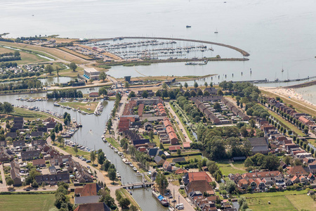 鸟瞰荷兰村斯塔沃伦在 Ijsselmeer 湖与玛丽娜