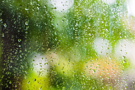 在窗户玻璃上的雨滴