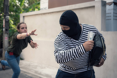 劫匪在街上抢女人的钱, 小偷的钱的概念狂犬病病毒夏时制在大街上抢劫