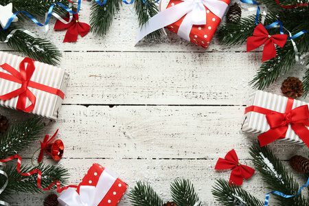 白色木桌上的礼品盒的圣诞装饰品