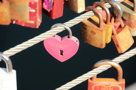 爱的锁是连接在桥梁, 网格, 根据恋人的风俗的挂锁。这是象征性地封印他们永恒的爱