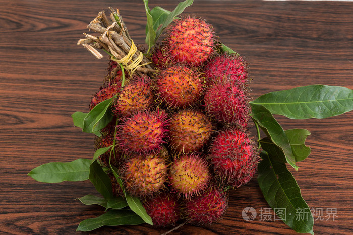 新鲜红毛丹的叶子
