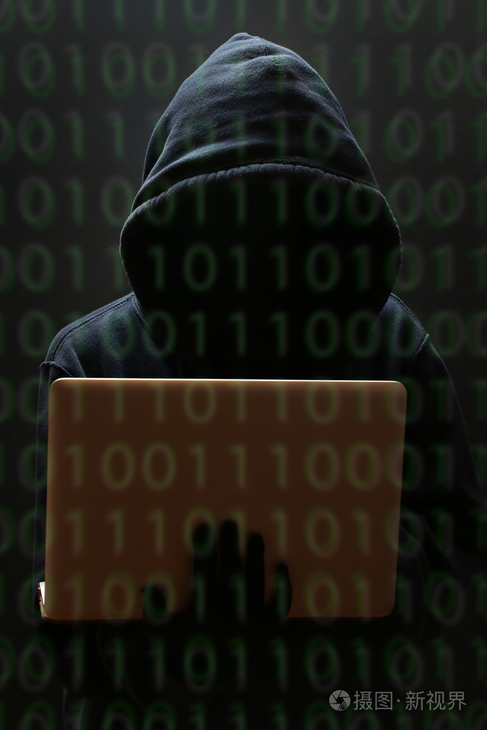 在监视器中寻找黑客的剪影