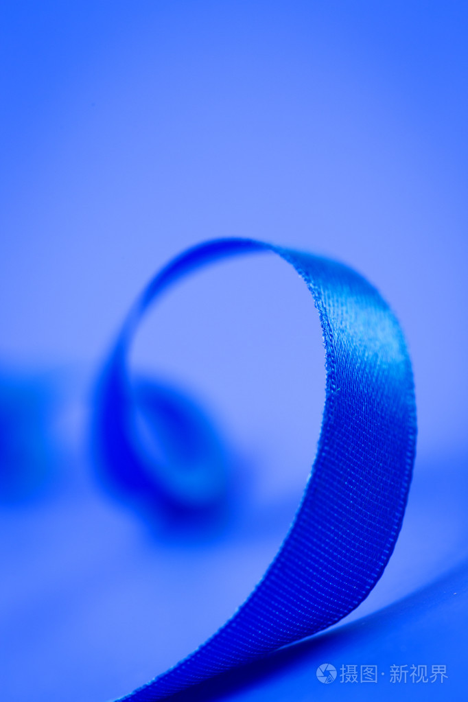 在蓝色背景上的蓝丝带