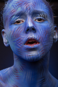 创造性的蓝脸艺术的女人