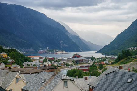 美丽的挪威风景与海湾在 Odda, 旅游地方在挪威, 风景为明信片和墙纸