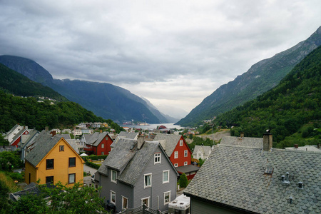 美丽的挪威风景与海湾在 Odda, 旅游地方在挪威, 风景为明信片和墙纸