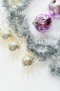 圣诞作文圣诞球, 紫色和银色装饰在白色背景。光球。复制空间