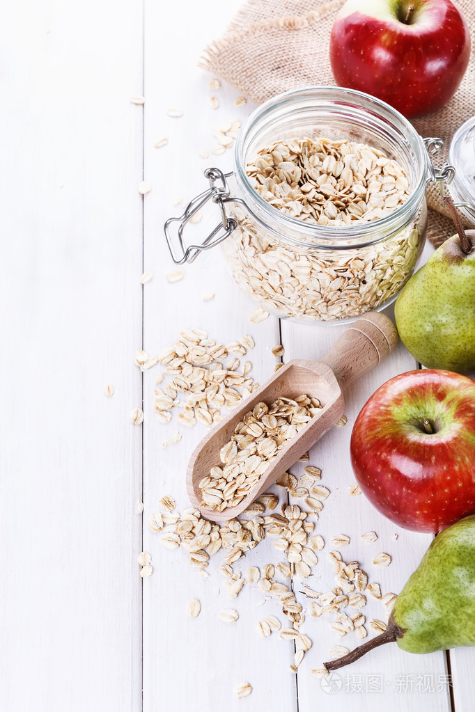 新鲜的水果和燕麦片在白色的背景