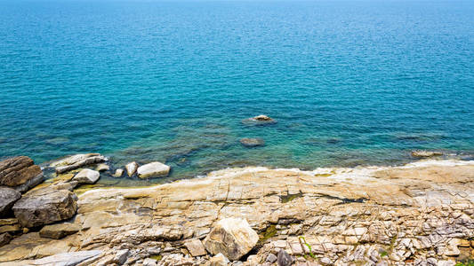 美丽的自然风景岩石沿海岸线在夏天天空下在苏梅岛海岛, 素叻尼省, 泰国