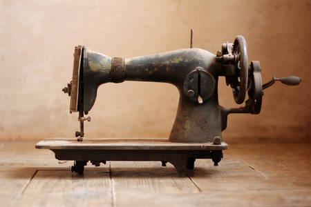 前苏联制造的老式缝纫机图片