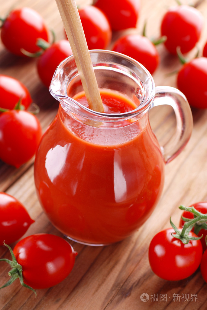 在玻璃水罐中的番茄汁照片-正版商用图片08wqa8-摄图新视界