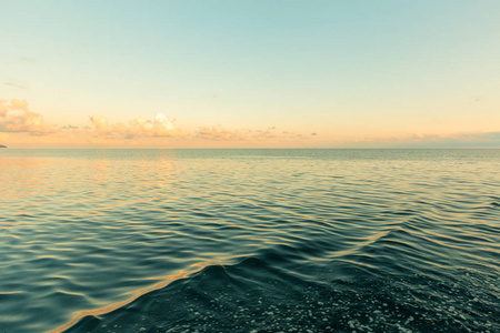 夕阳下的海景风景如画的景色