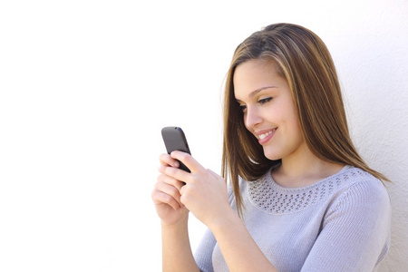 在智能手机上看着电话快乐的女人发短信