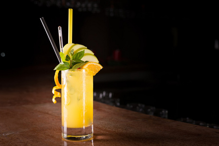 螺丝起子鸡尾酒与新鲜的薄荷照片