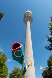 奥林匹克塔在慕尼黑, 德国以白云和蓝色天空在背景