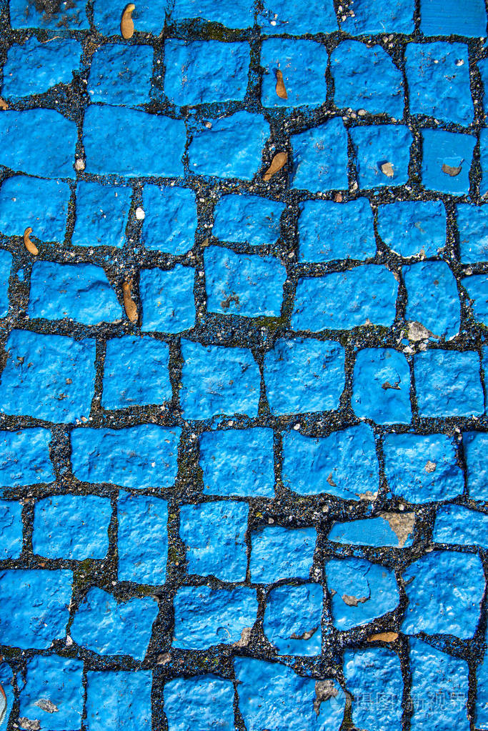 蓝色彩绘鹅卵石, 残疾人专用停车场