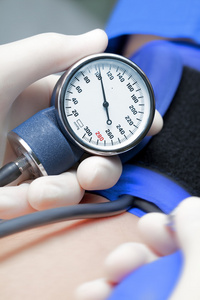 病人的血压。医生测量血压