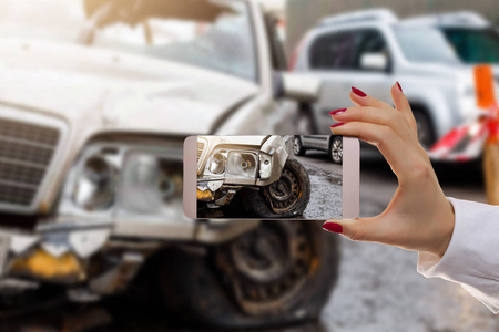 使用手机智能手机的妇女为保险事故进行车祸