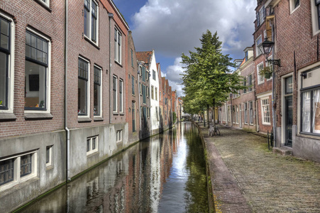 在荷兰阿尔克马尔有历史建筑的运河