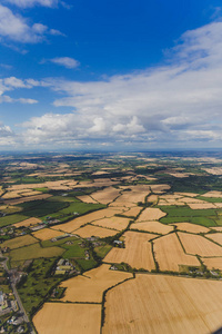 爱尔兰的空中看法与领域和草甸在干燥条件在2018夏天干旱以后