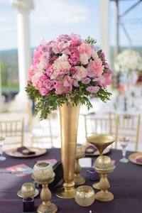 节日餐桌上装饰着鲜花装饰元素和色彩搭配