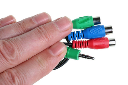 工程师保持他的手指音频视频大量生产电缆与彩色编码连接器。在白色演播室宏拍摄时被隔离