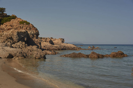 日落时南部撒丁岛海滩的细节