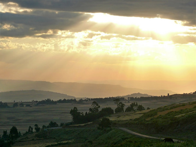 山区的道路。日落。非洲埃塞俄比亚