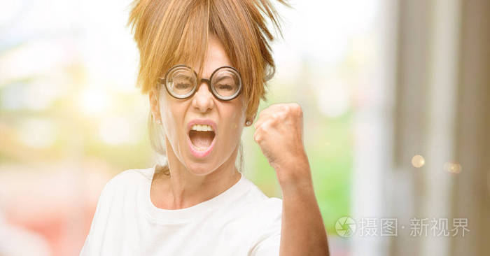 疯狂的中年妇女戴着愚蠢的眼镜激怒和愤怒表达负面情绪, 与某人恼火