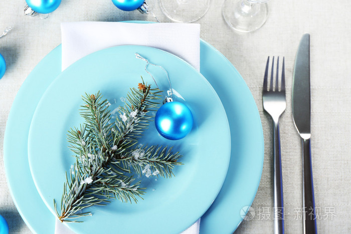 灰色的桌布背景时尚蓝色和白色圣诞表设置